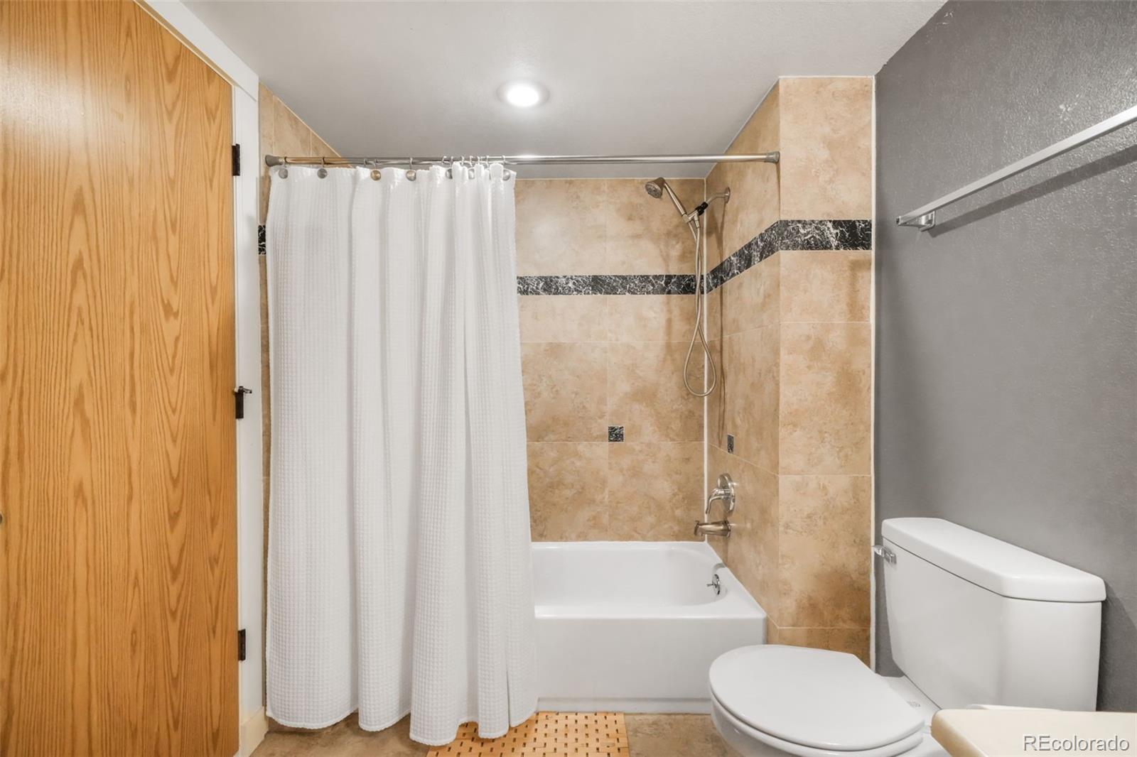 1323 S Cathay Court Unit: 202