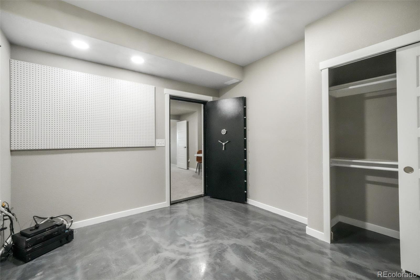 2573 Lakes Edge Drive