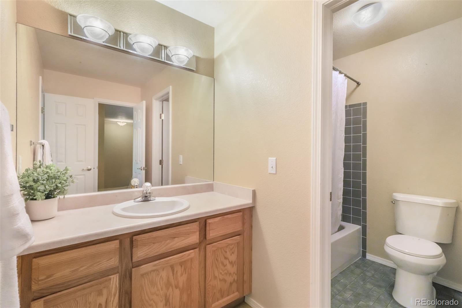 1223 Villa Grove