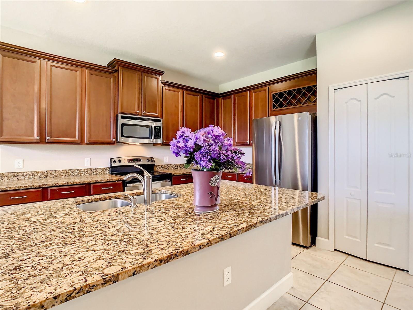 3067 ROLLING HILLS LN