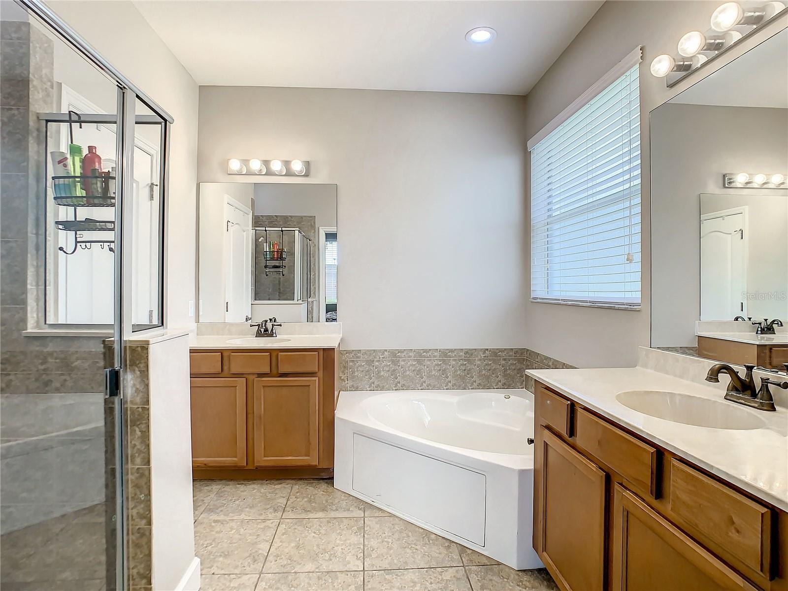 3067 ROLLING HILLS LN