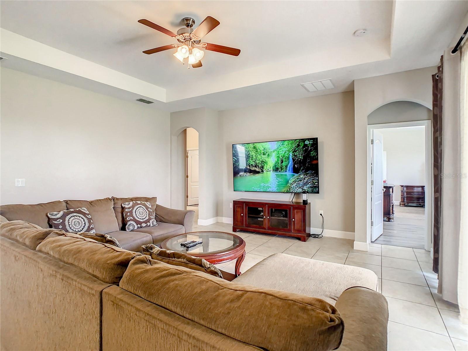 3067 ROLLING HILLS LN