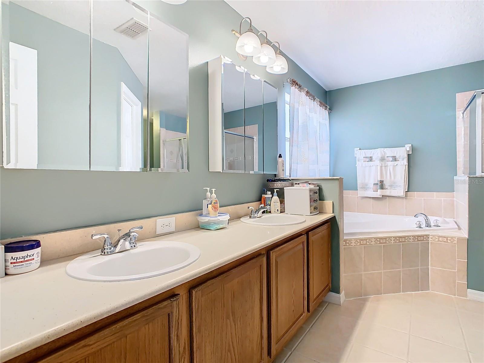 303 KNIGHTSBRIDGE CIR