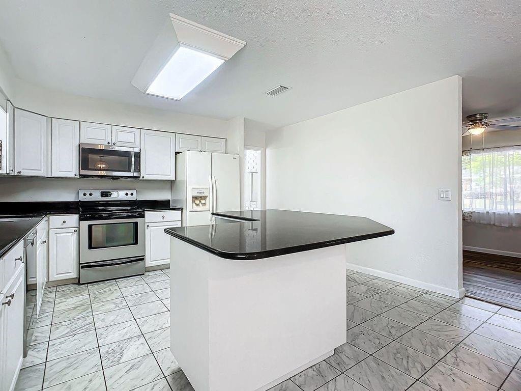 1805 SAINT CHARLES TER