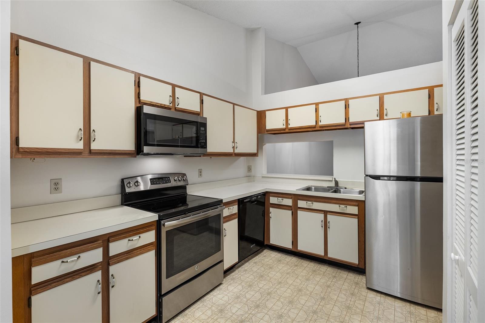 624 MAPLE OAK CIR #220