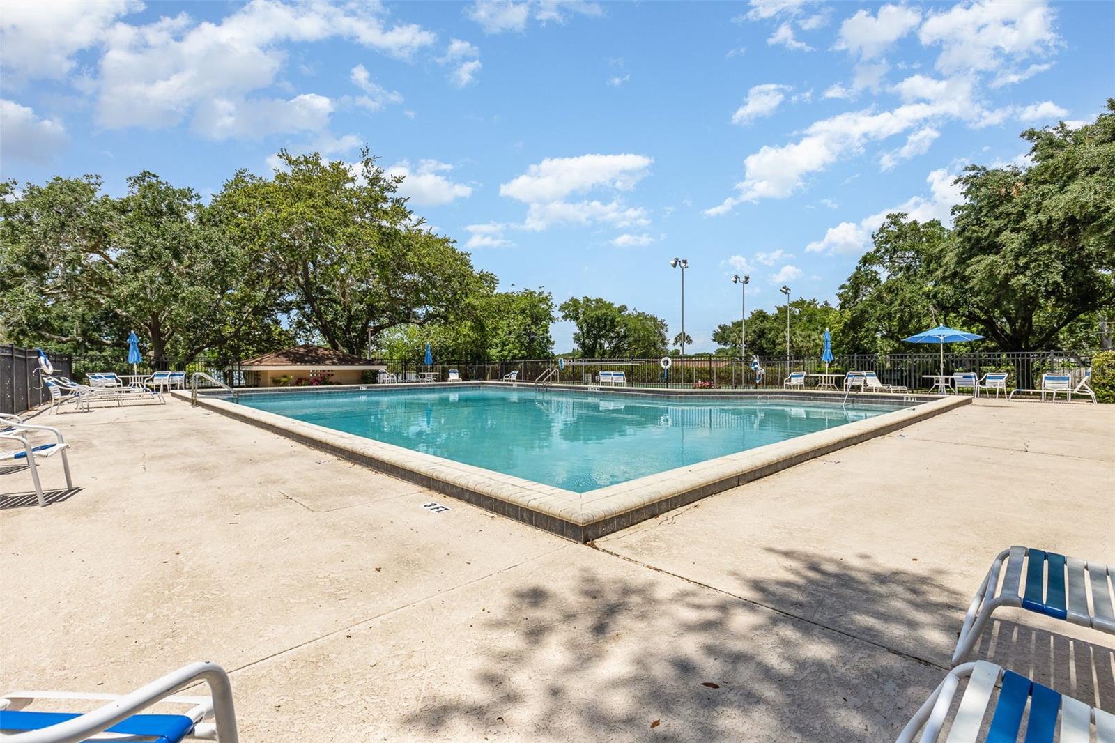 624 MAPLE OAK CIR #220