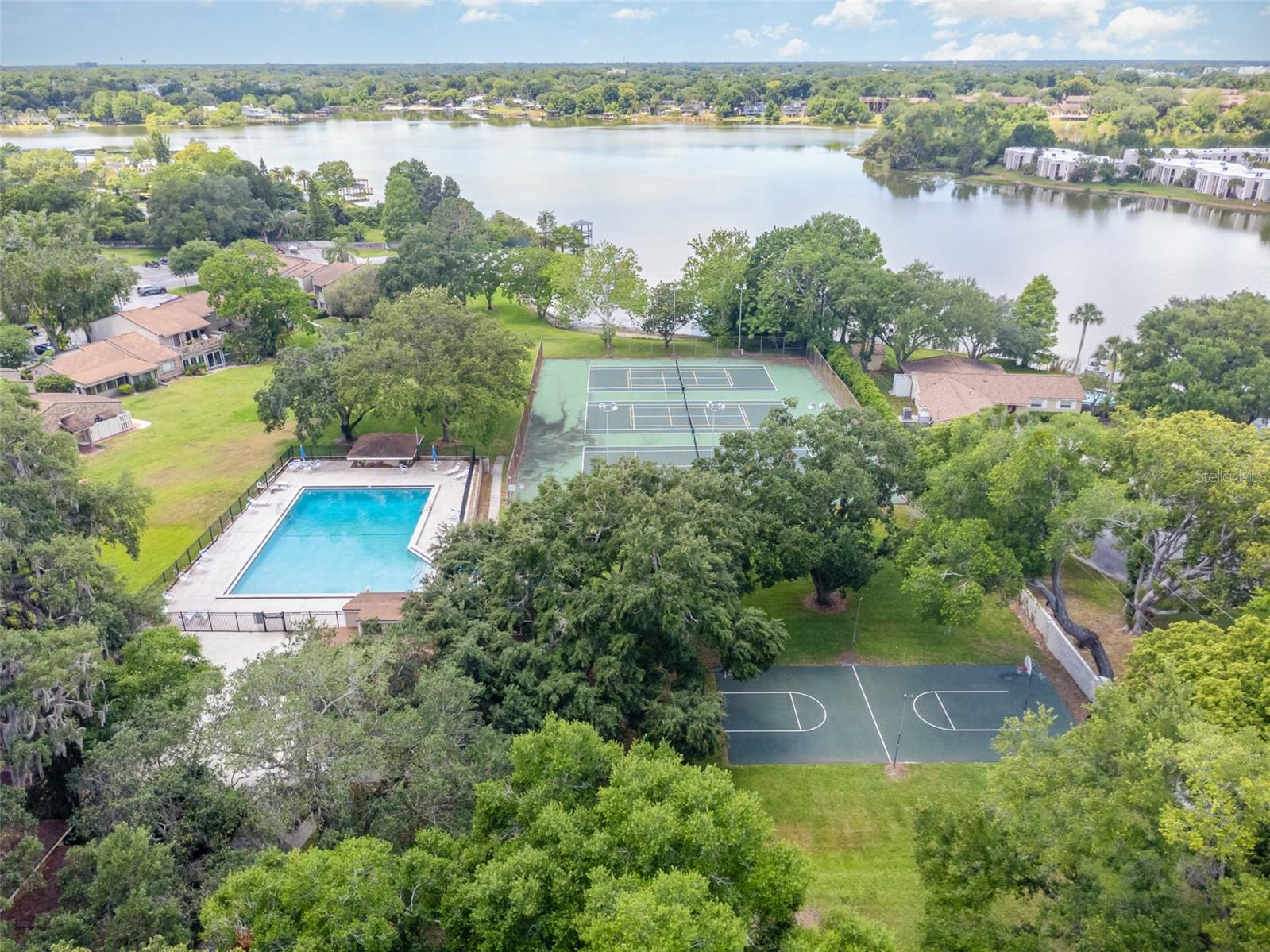624 MAPLE OAK CIR #220