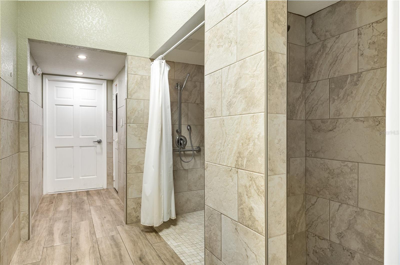 624 MAPLE OAK CIR #220