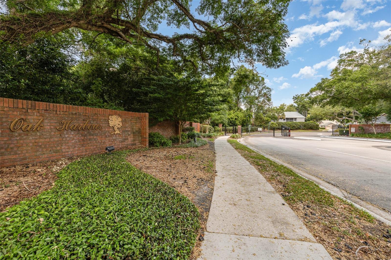 624 MAPLE OAK CIR #220