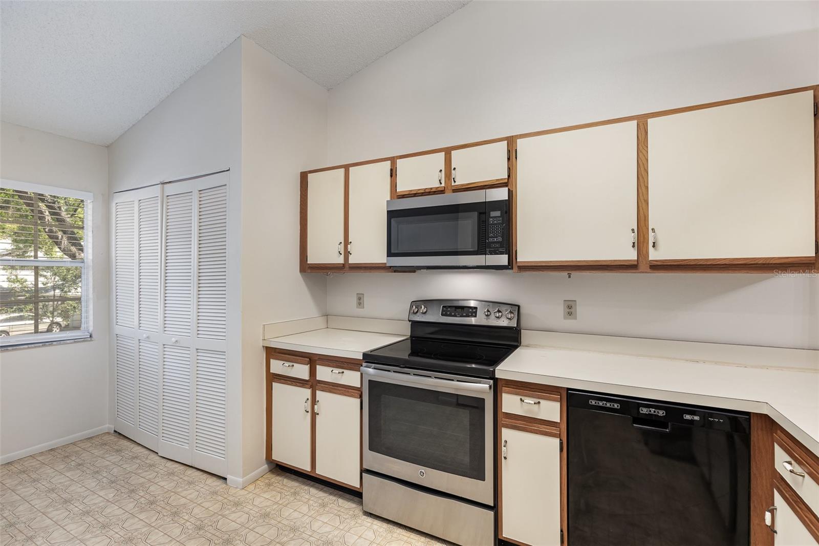 624 MAPLE OAK CIR #220