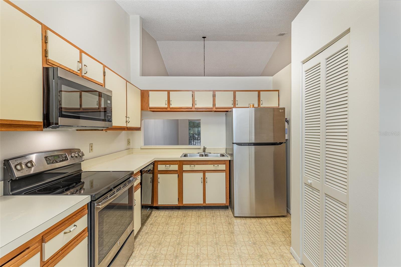 624 MAPLE OAK CIR #220