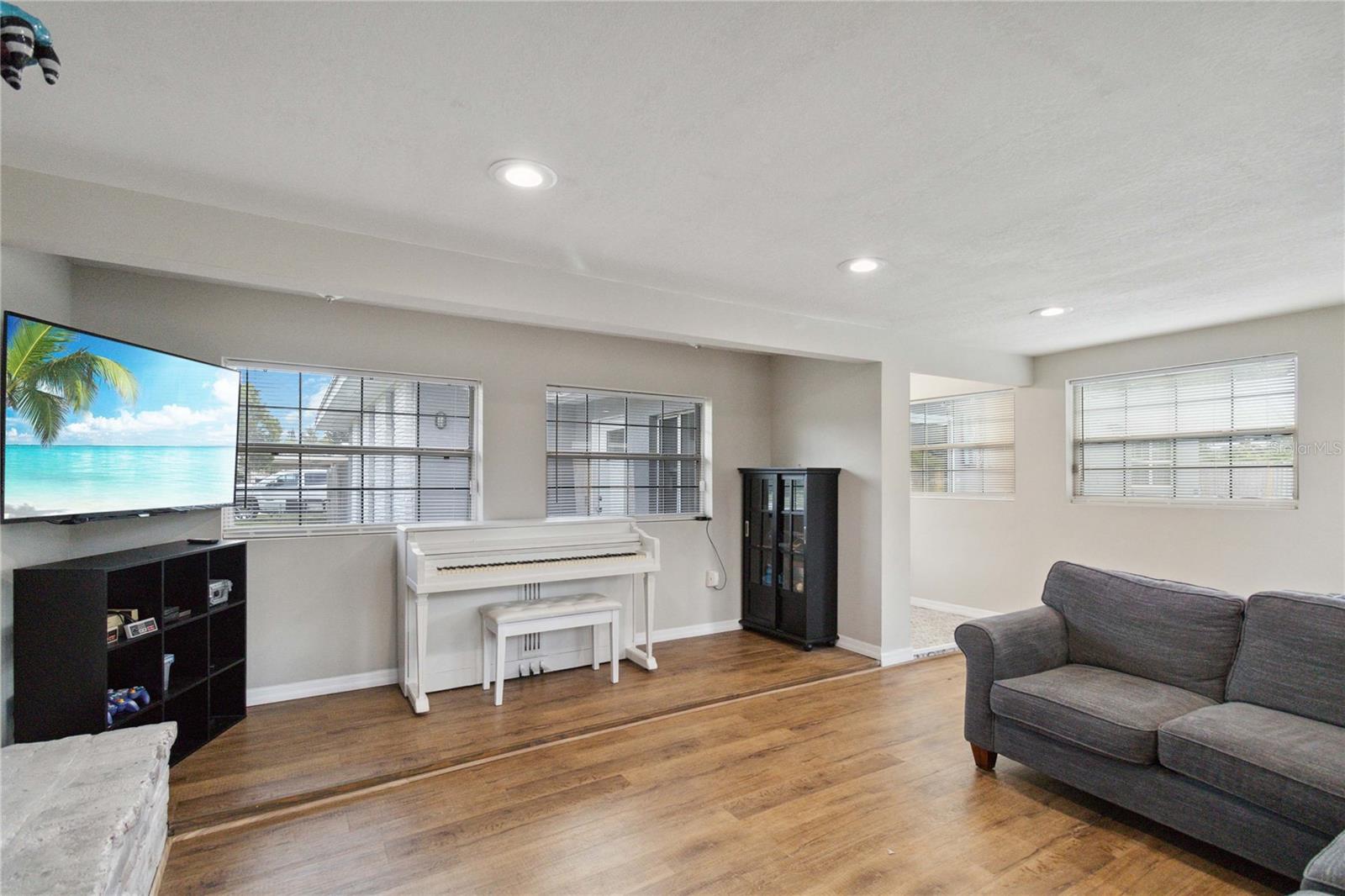 121 LAKE DOT DR