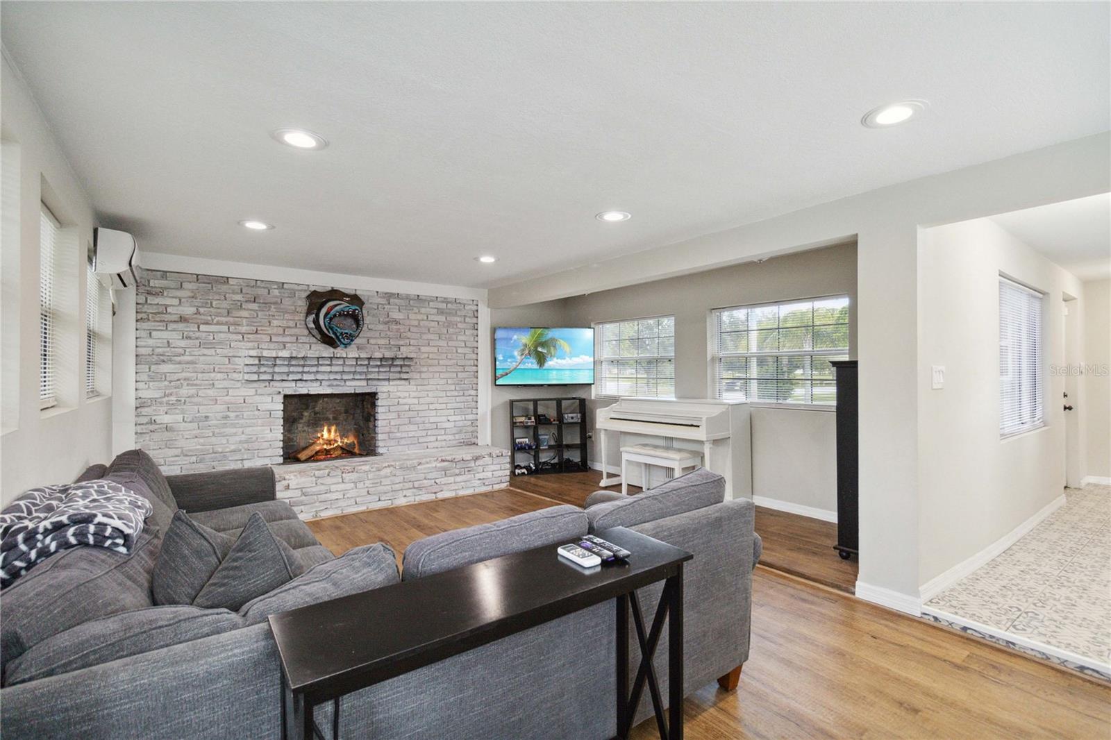 121 LAKE DOT DR