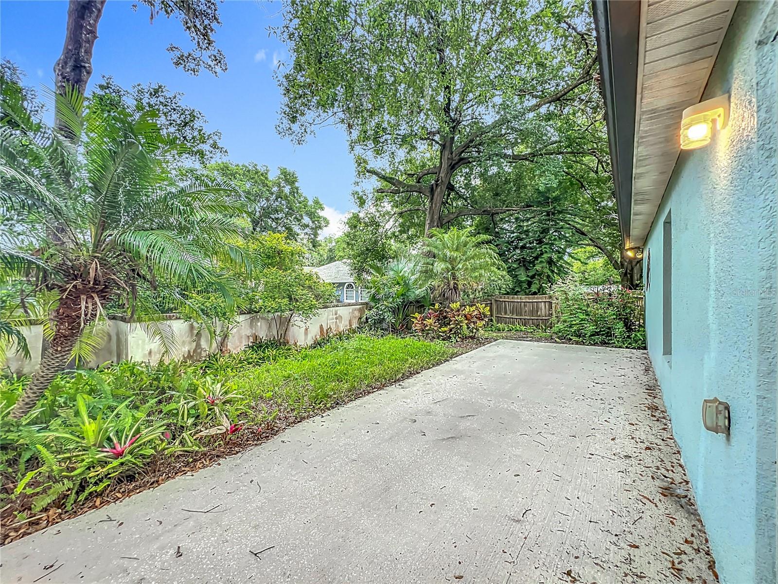 2353 KINGSCREST CIR
