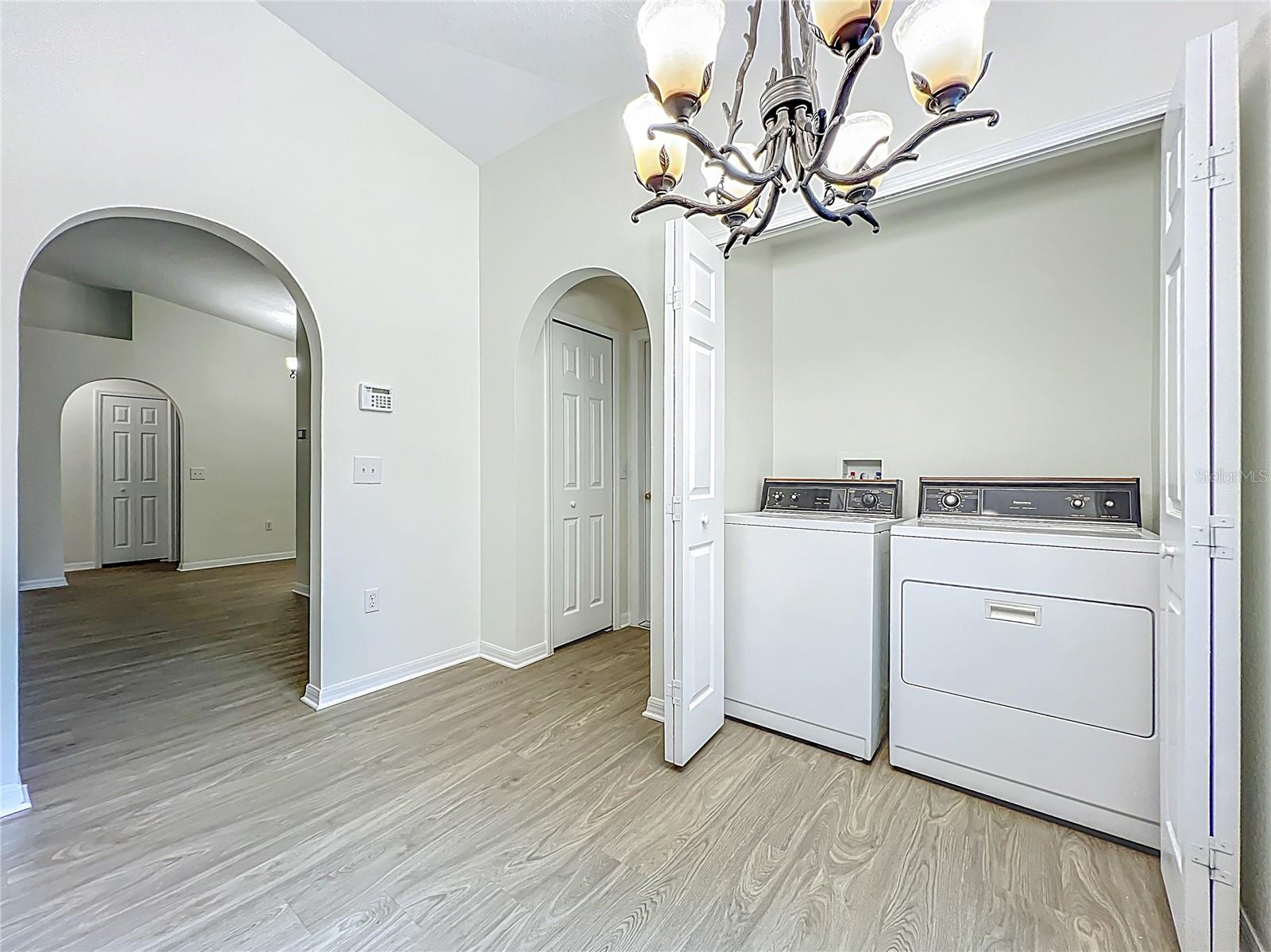2353 KINGSCREST CIR