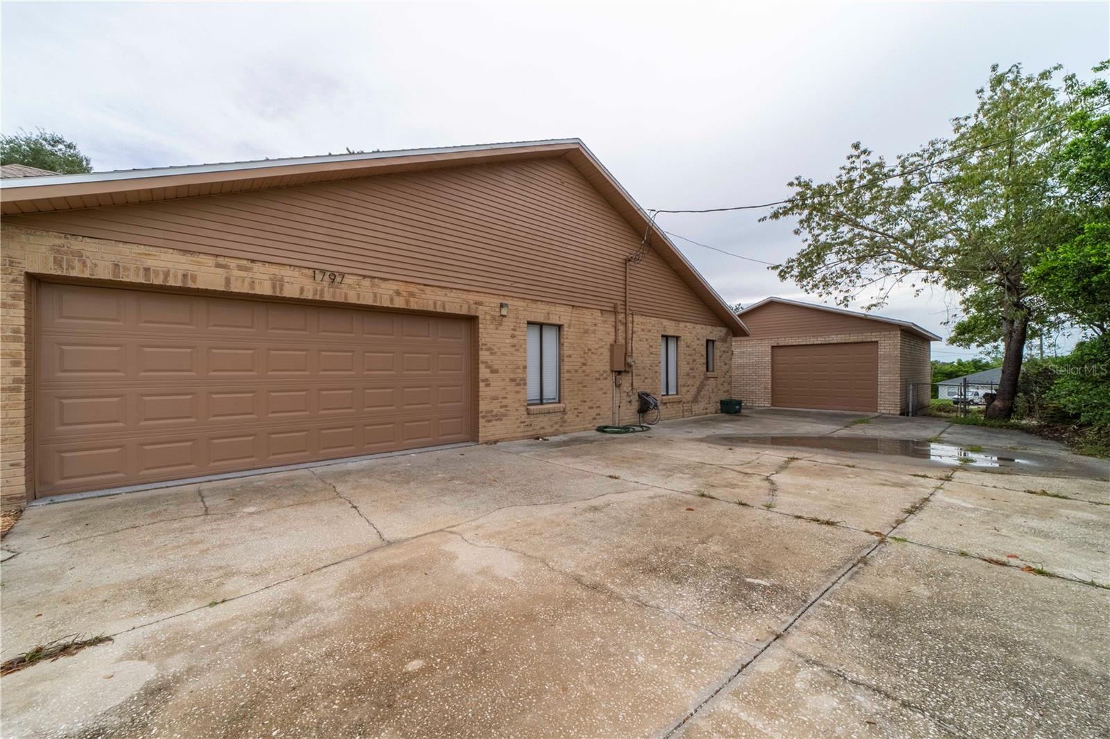 1797 N ACADIAN DR