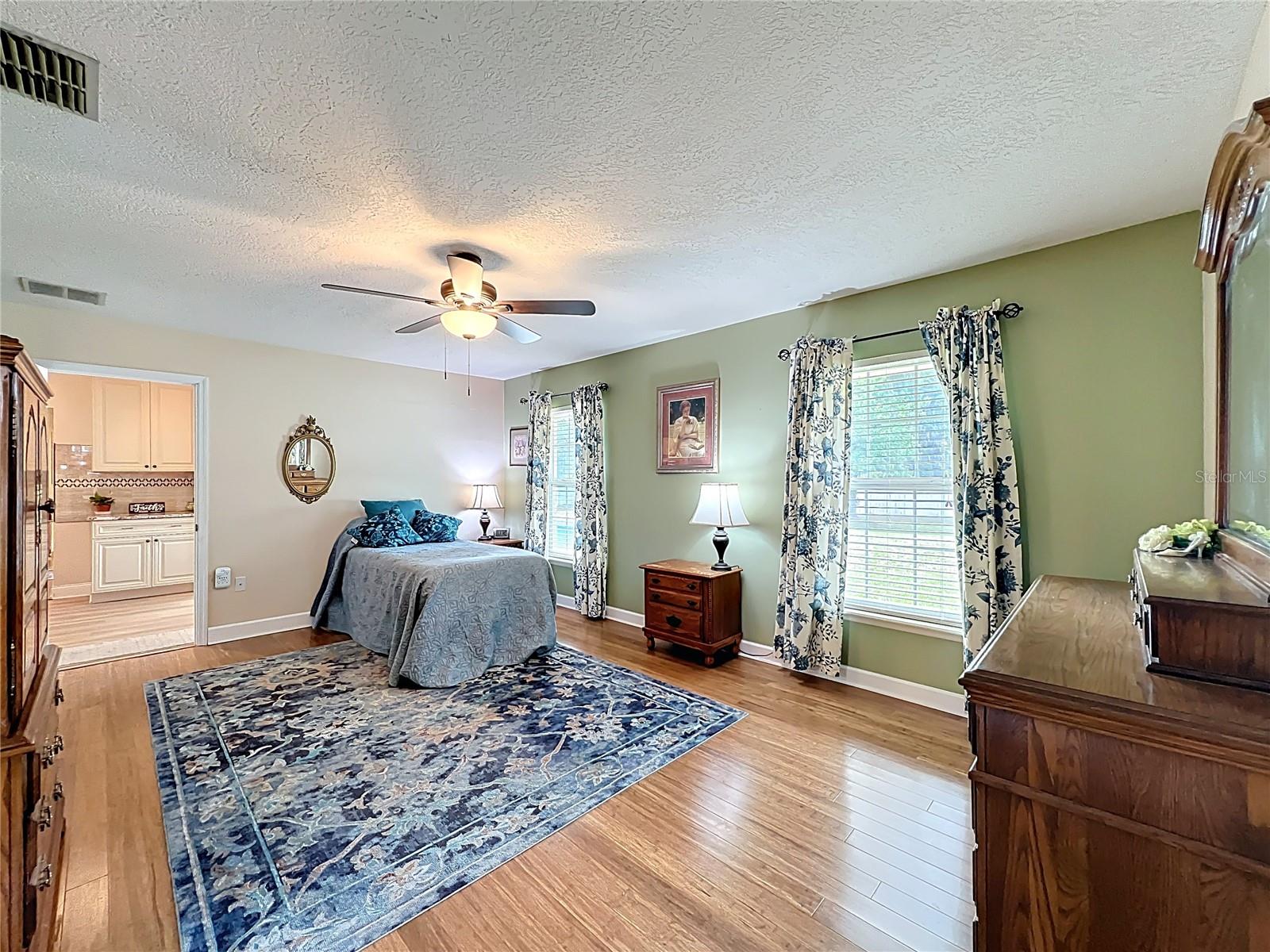 1951 GREEN MEADOW LN