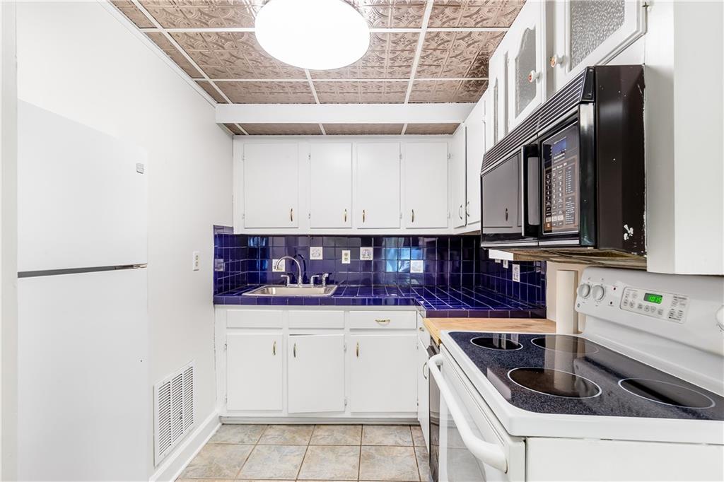 3109 Country Lake Drive