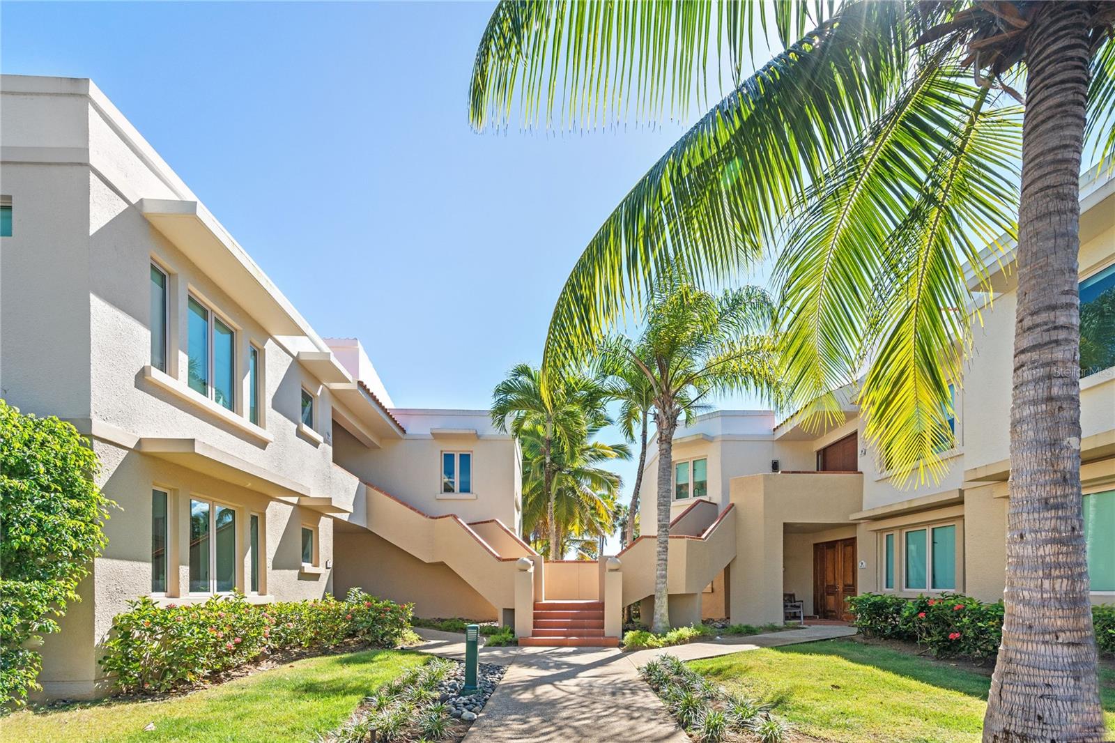 AB-4 LAKESIDE VILLAS