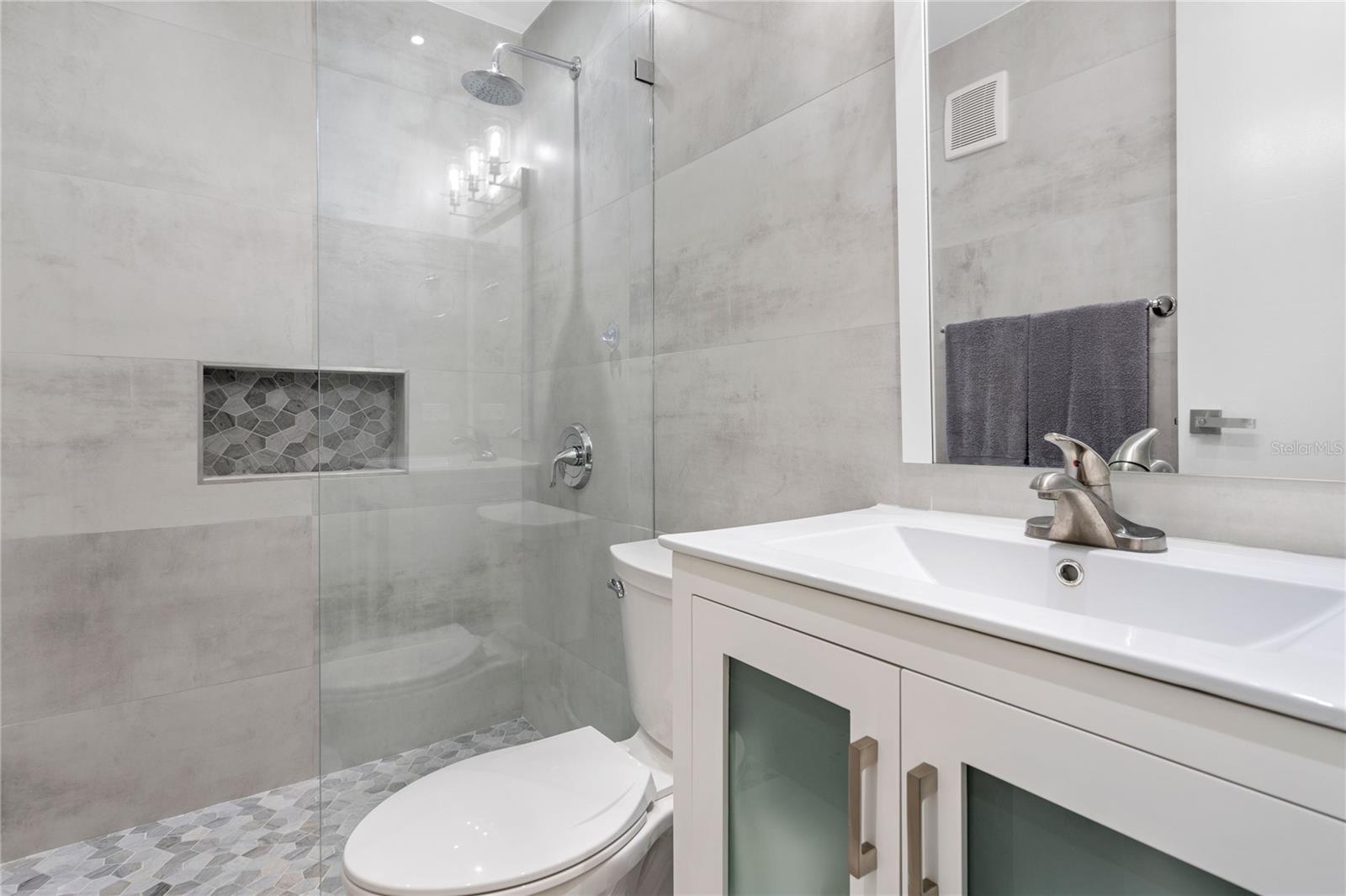 AB-4 LAKESIDE VILLAS