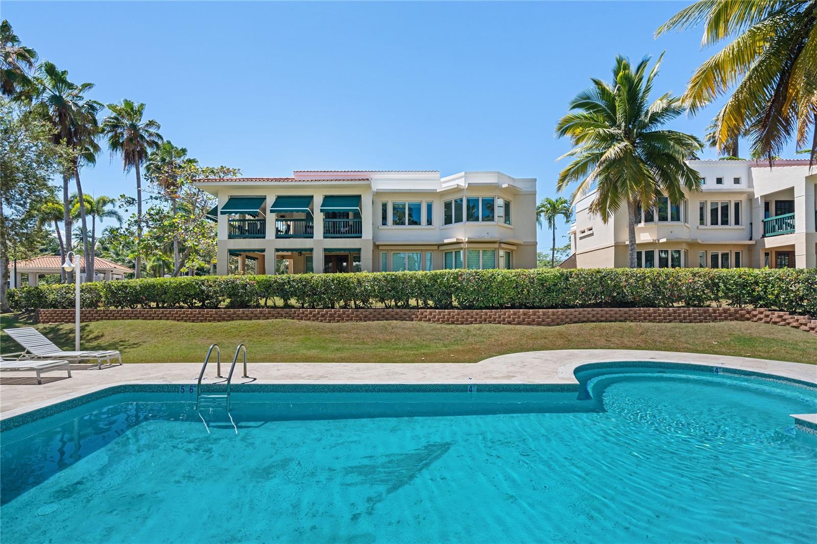 AB-4 LAKESIDE VILLAS