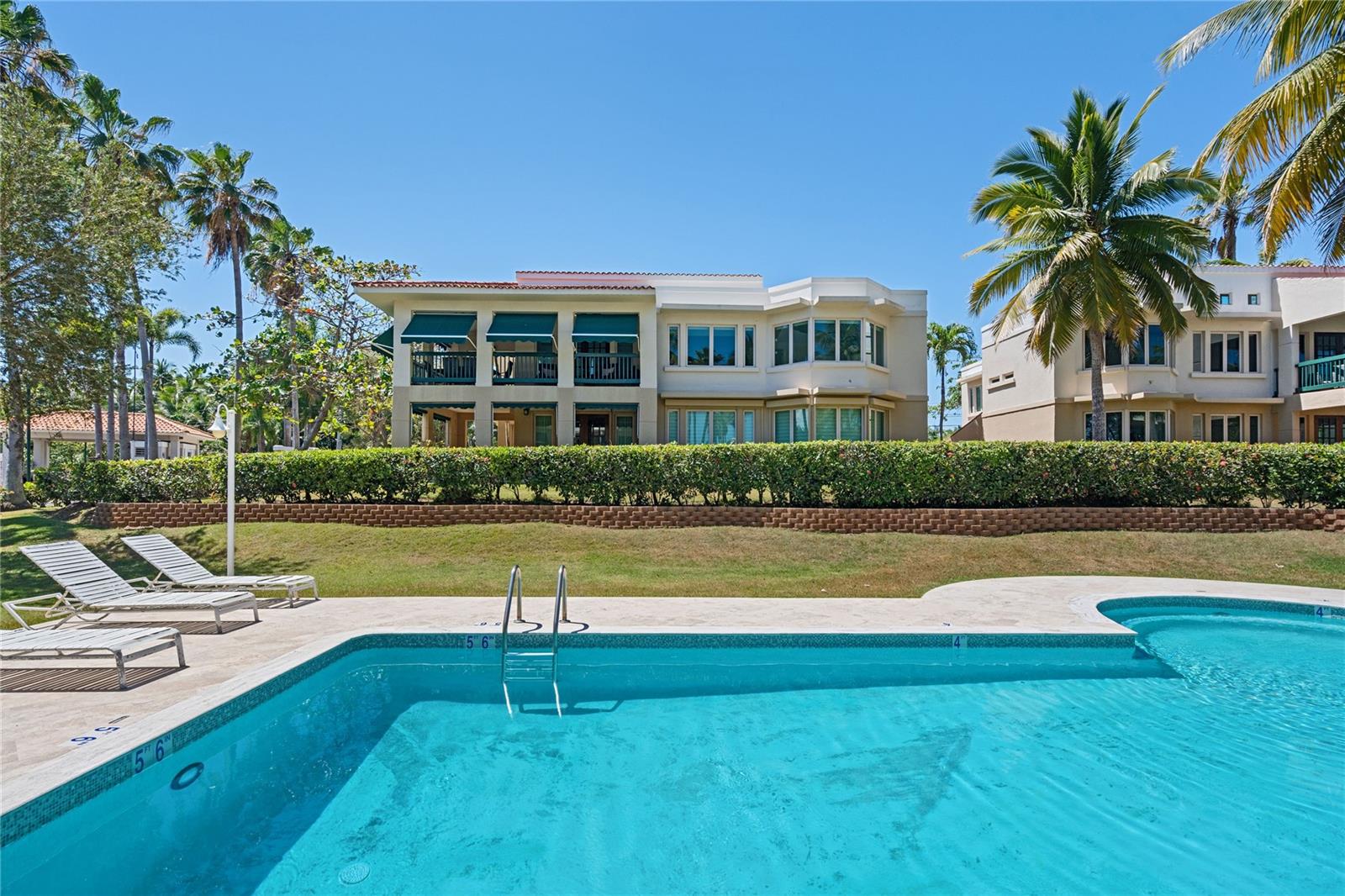 AB-4 LAKESIDE VILLAS