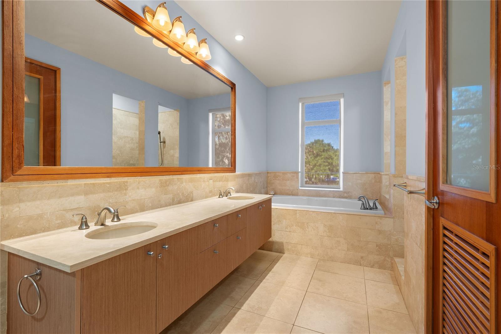 500 PLANTATION VILLAGE DRIVE #3-208