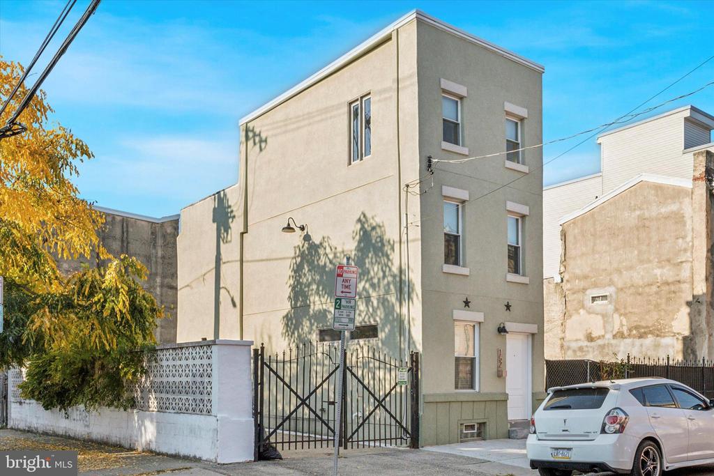 150-152 W Norris St