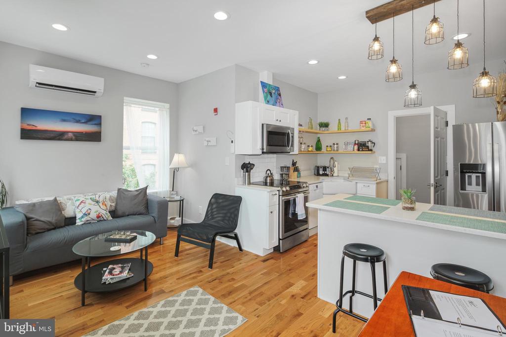 2049 E HAGERT STREET Unit: UPPER