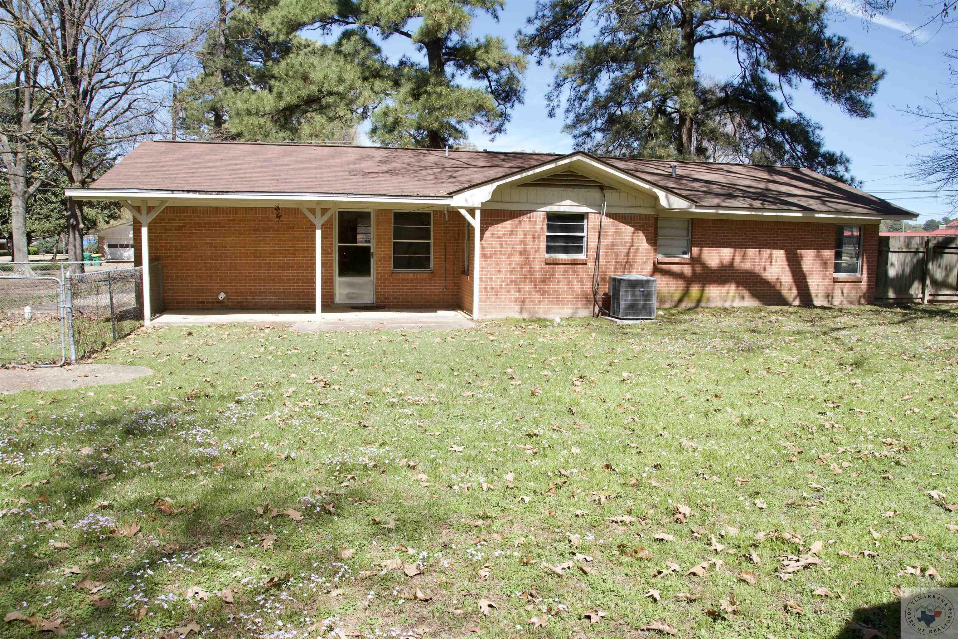 2211 Kennedy LN