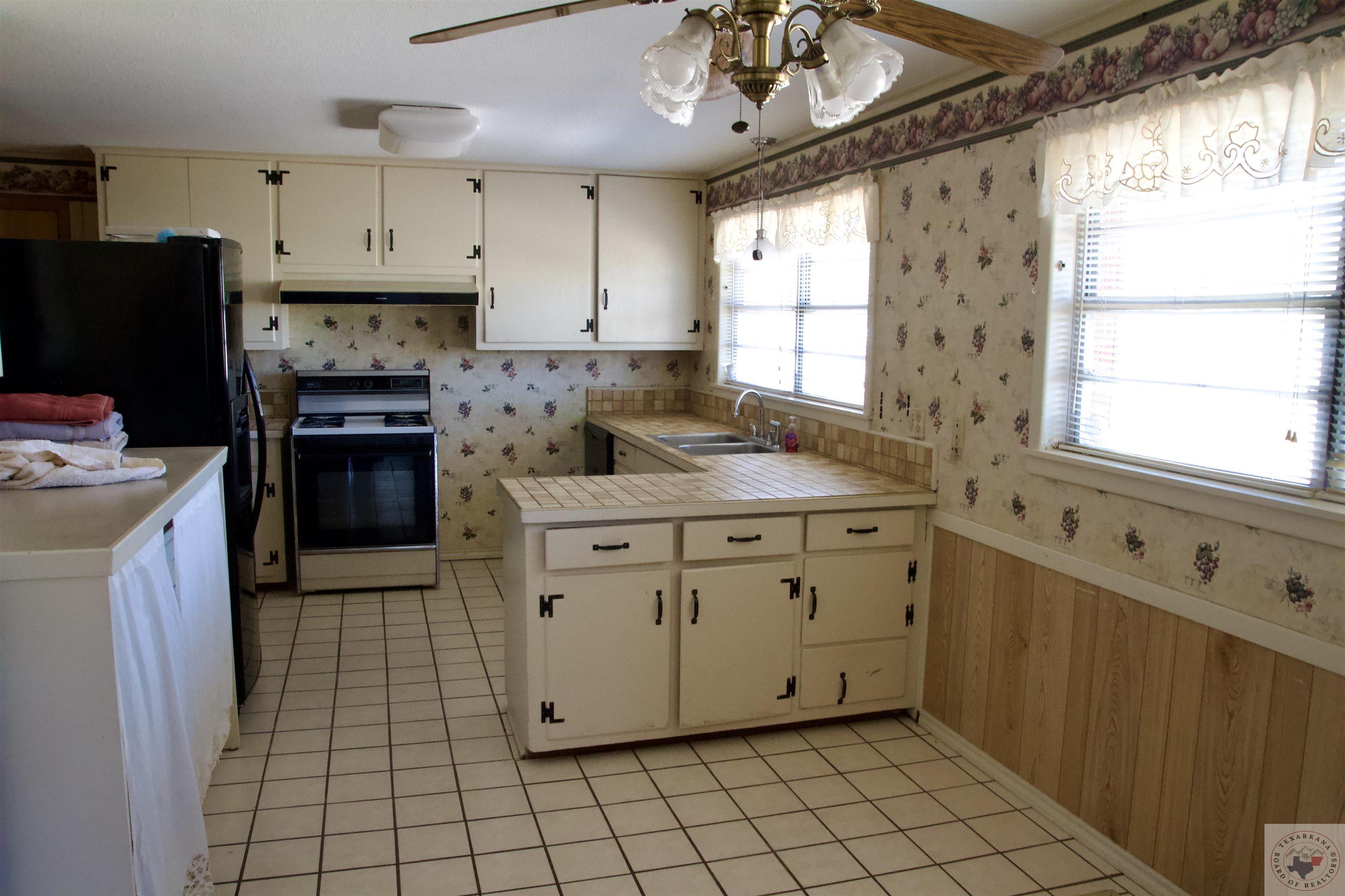 2211 Kennedy LN