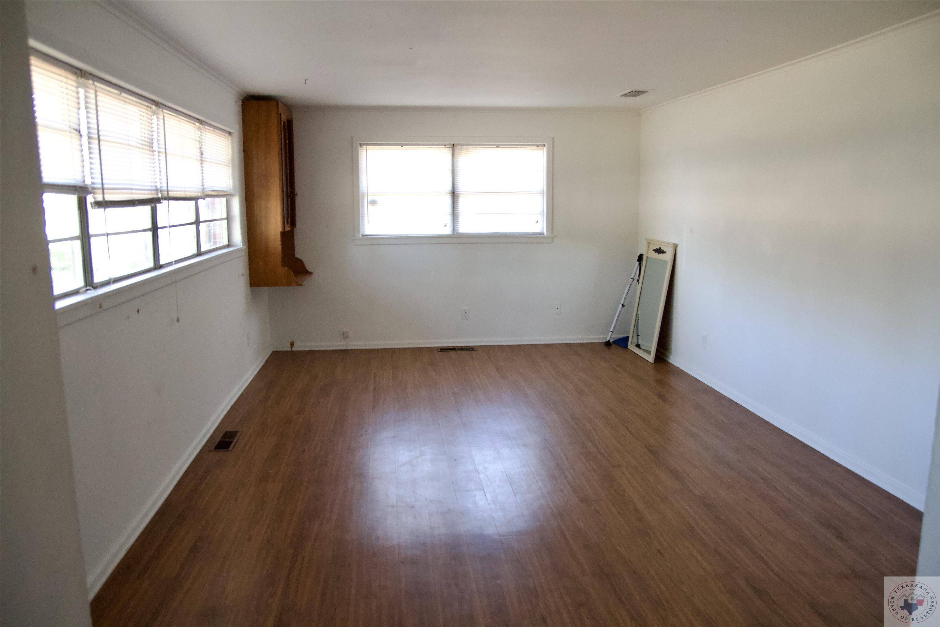 2211 Kennedy LN