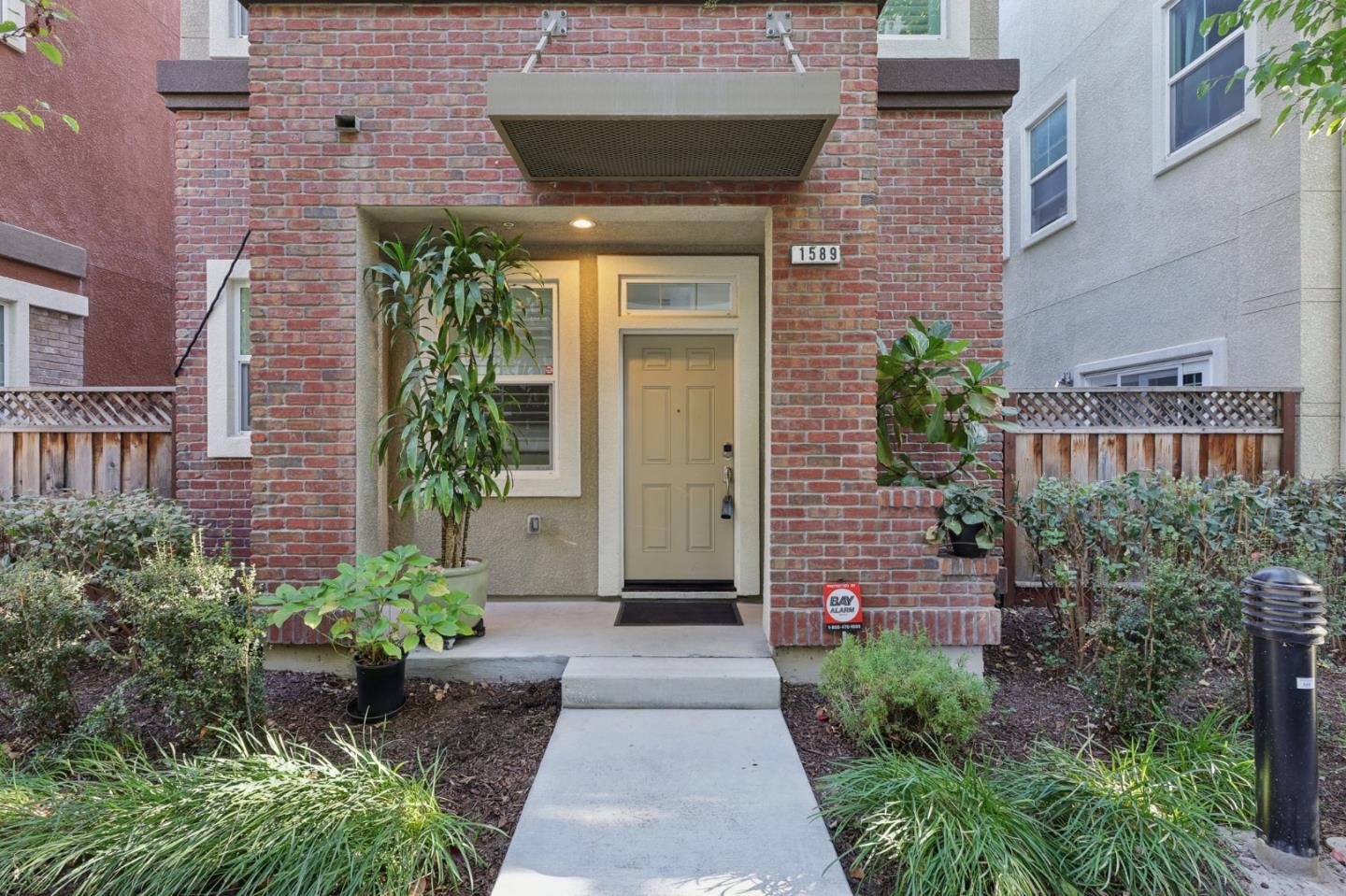 1589 Lee PL