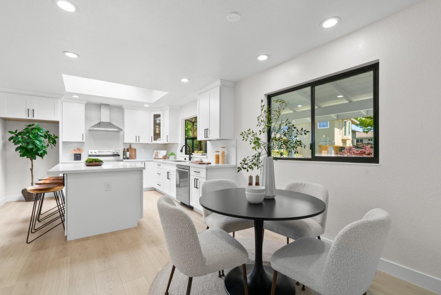 2325 Walden SQ