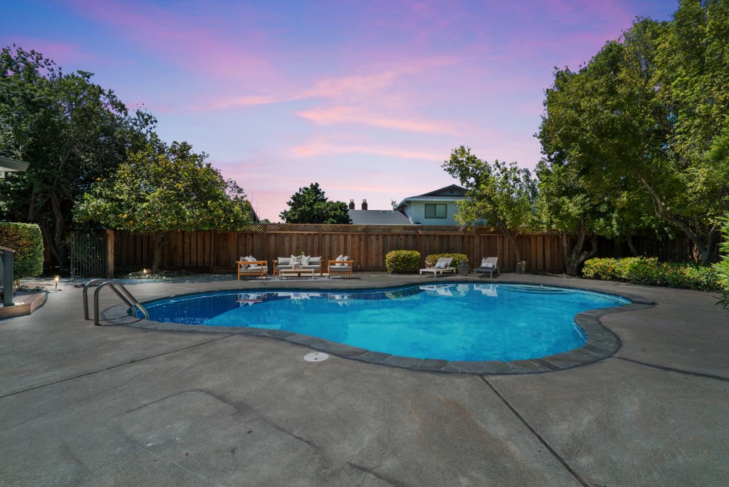 2325 Walden SQ