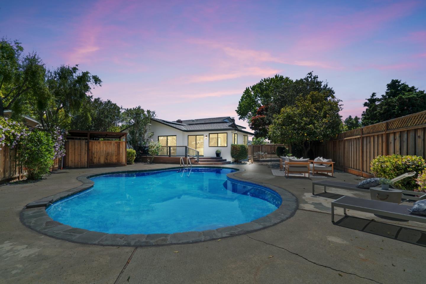 2325 Walden SQ