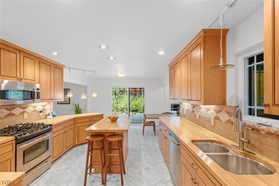 433 Winding Way