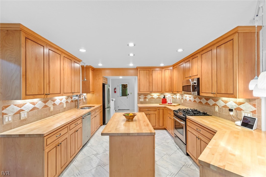 433 Winding Way