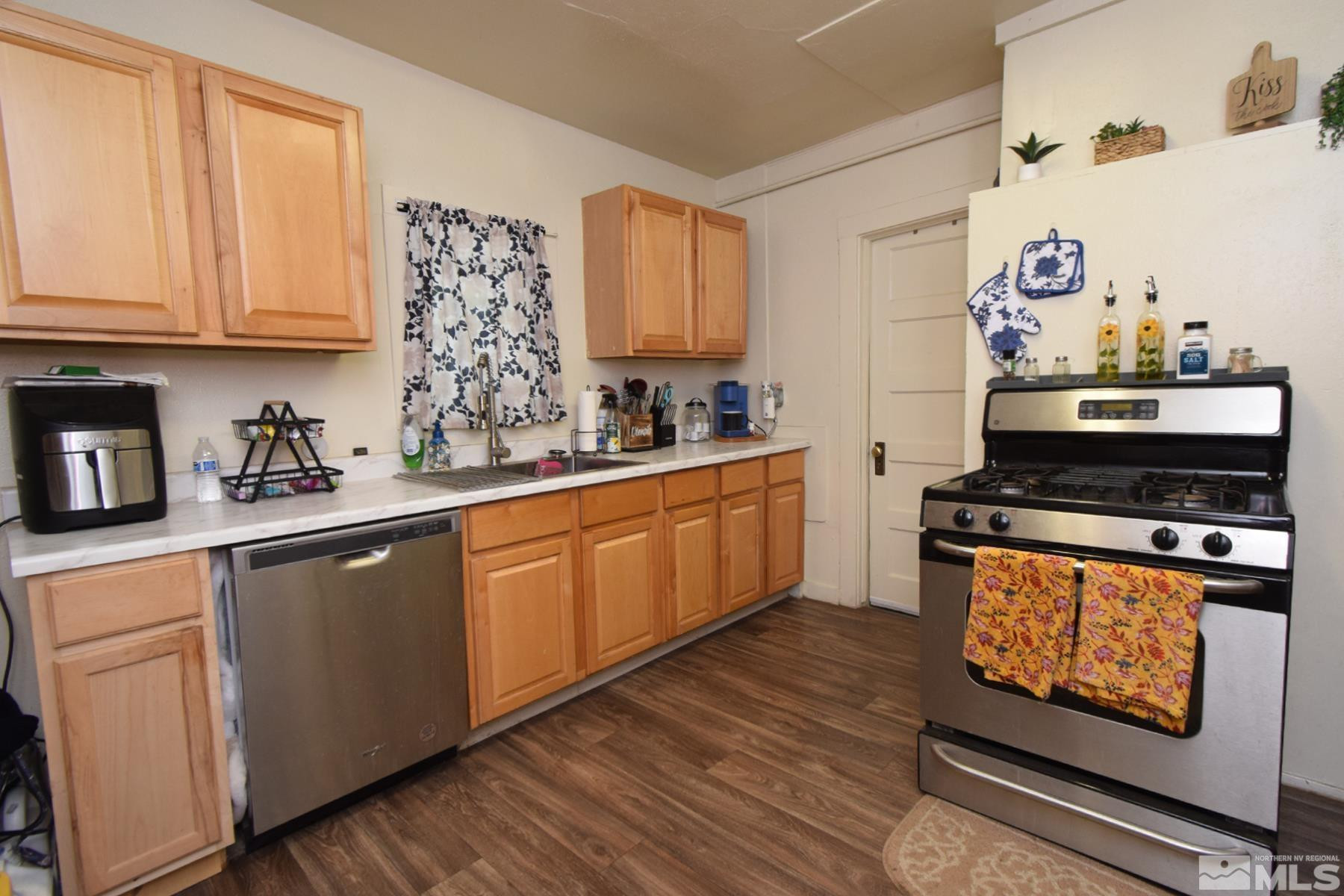 1637 & 1637 1/2 C Street