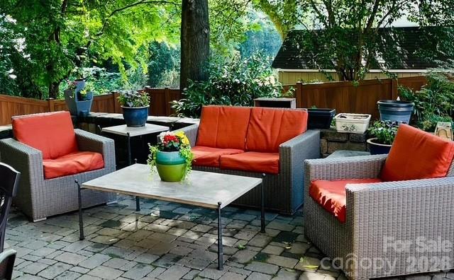 404 N Laurel Avenue Unit: 16