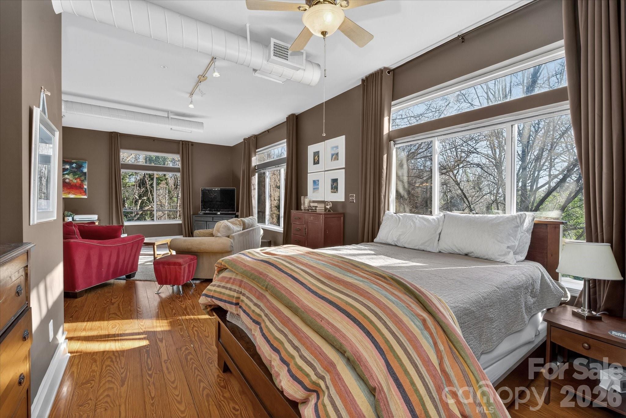 404 N Laurel Avenue Unit: 16