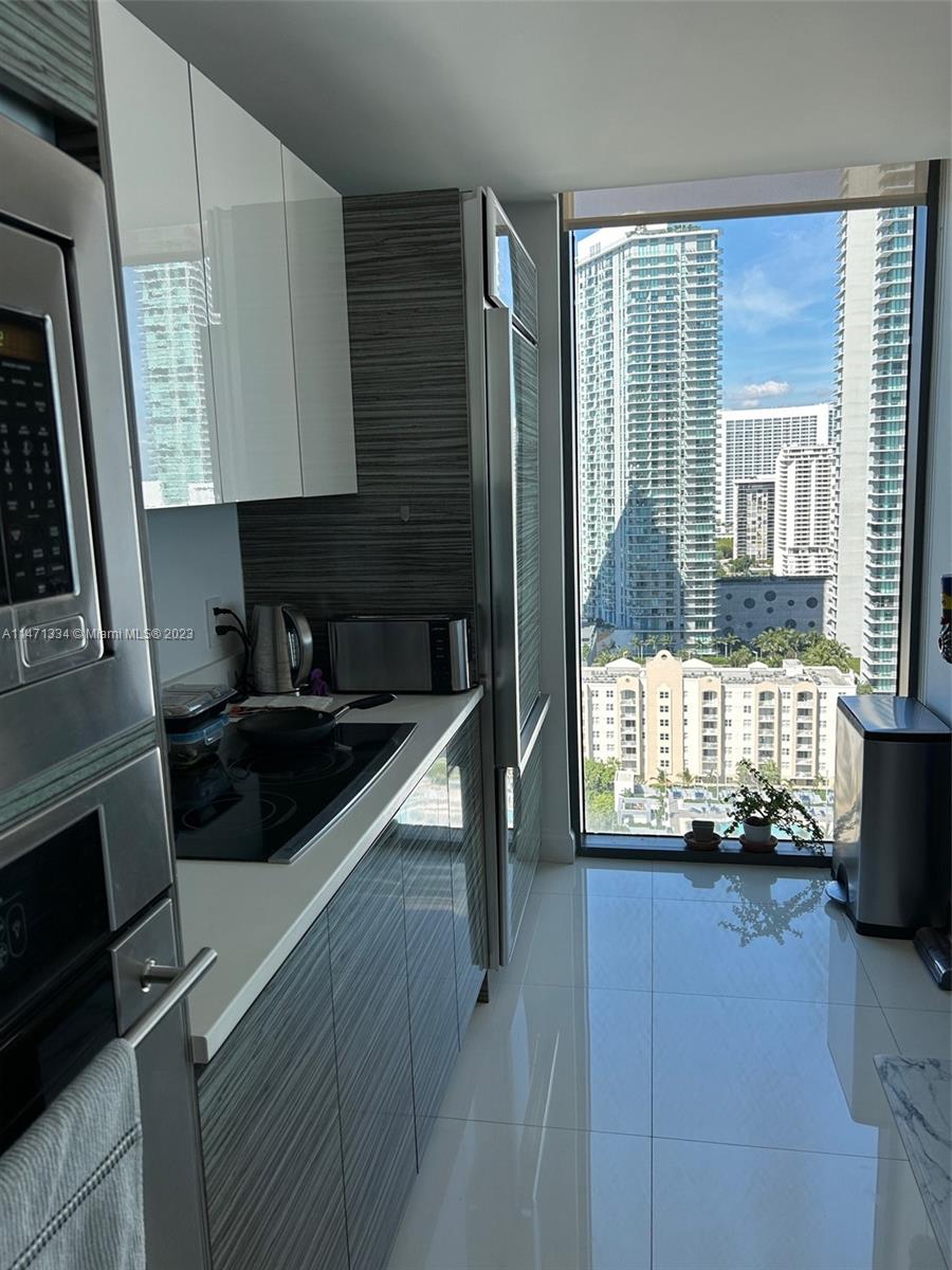 460 NE 28th St # 2401