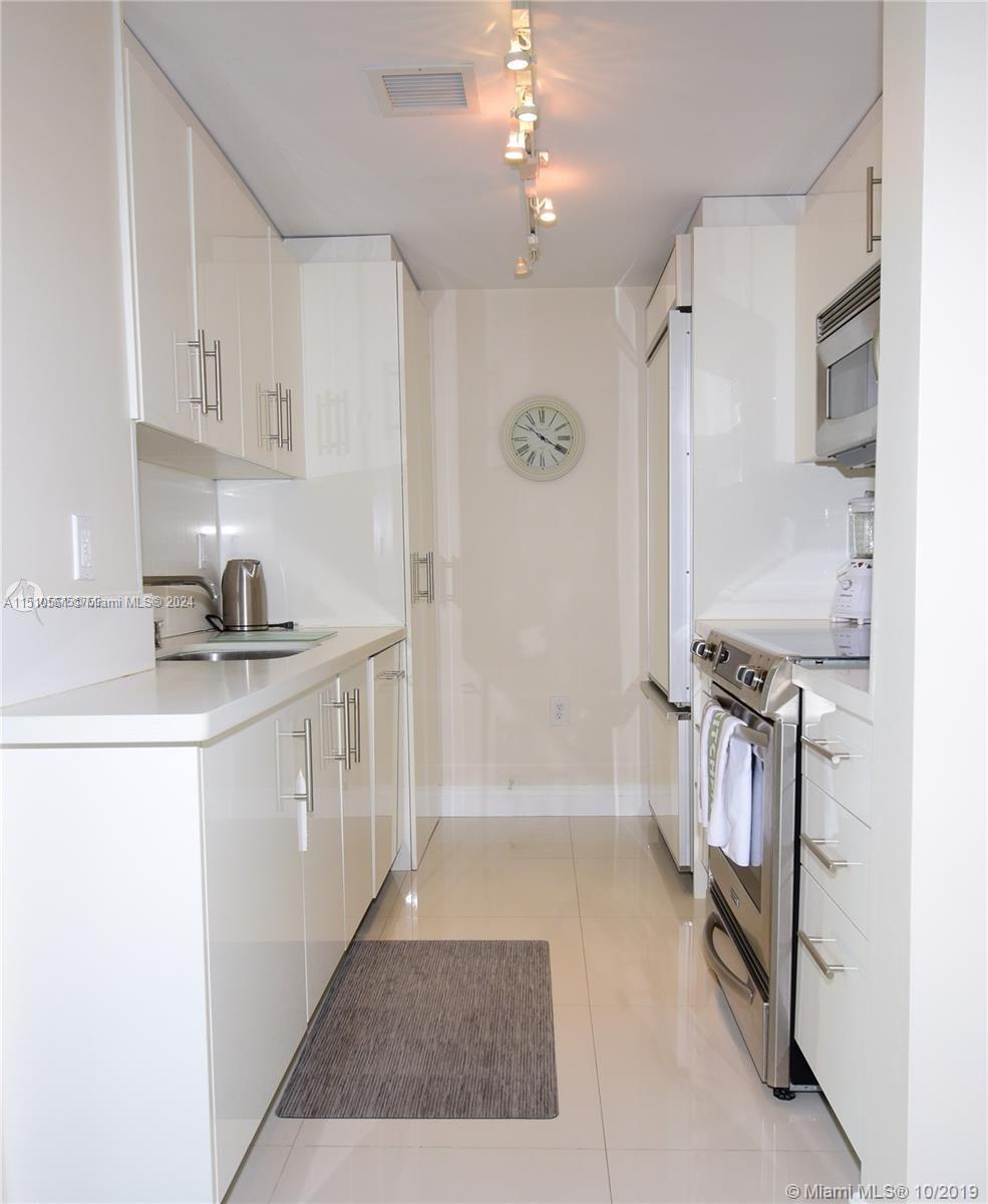 10275 Collins Ave # 521