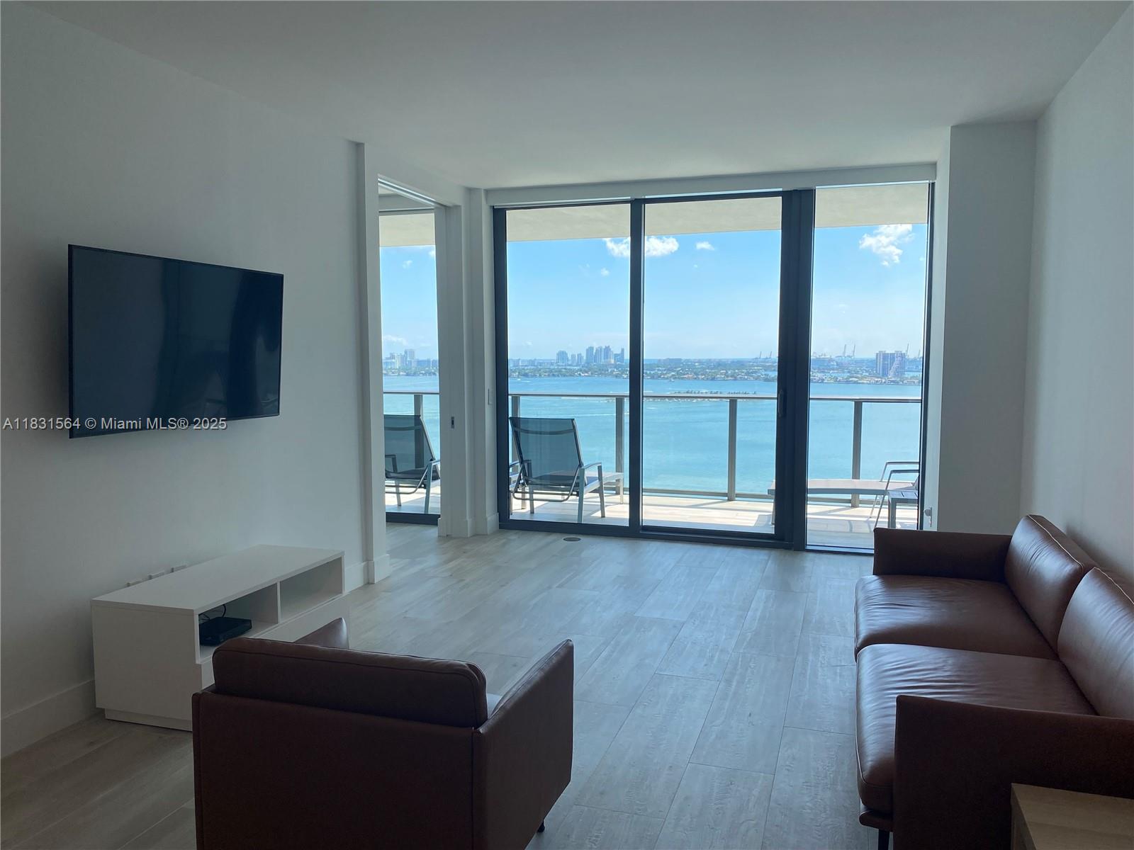 650 NE 32nd St # 2305