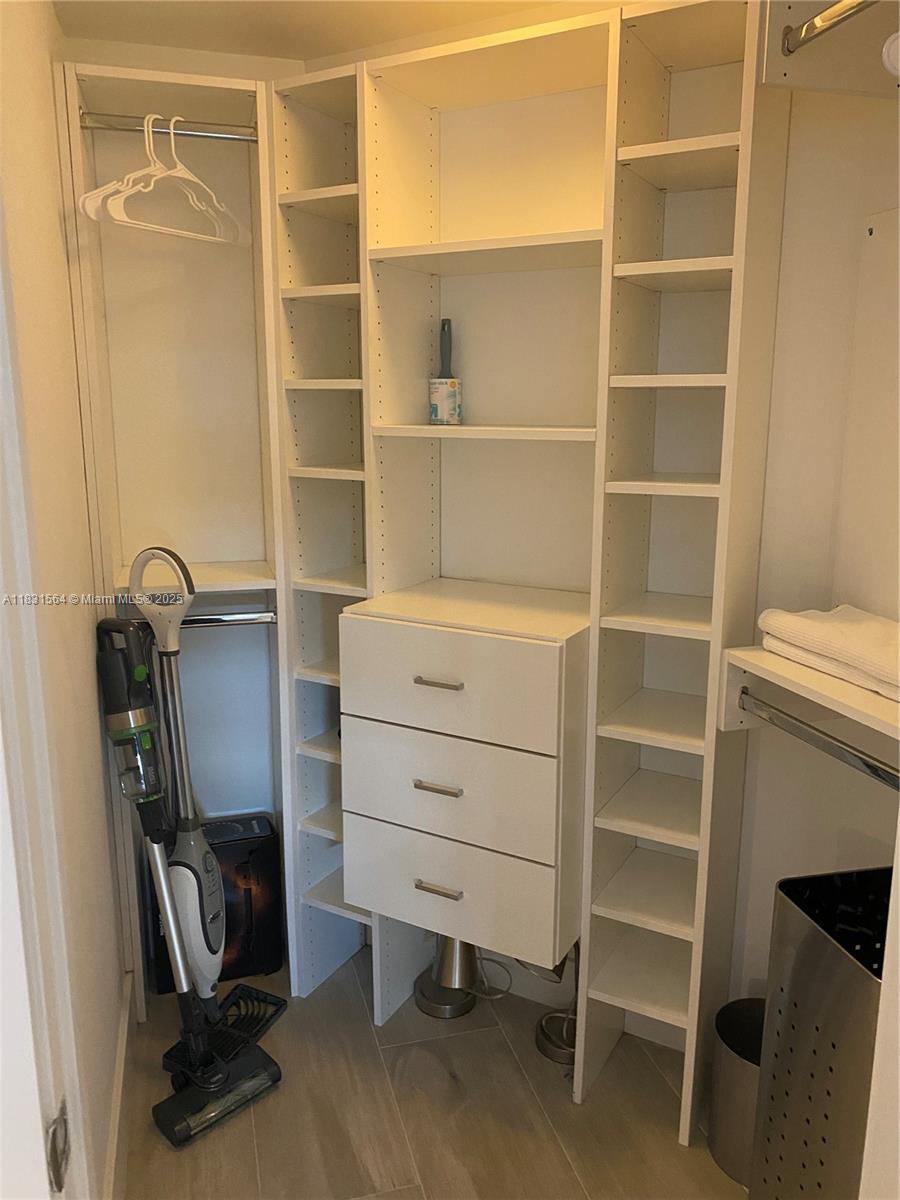 650 NE 32nd St # 2305