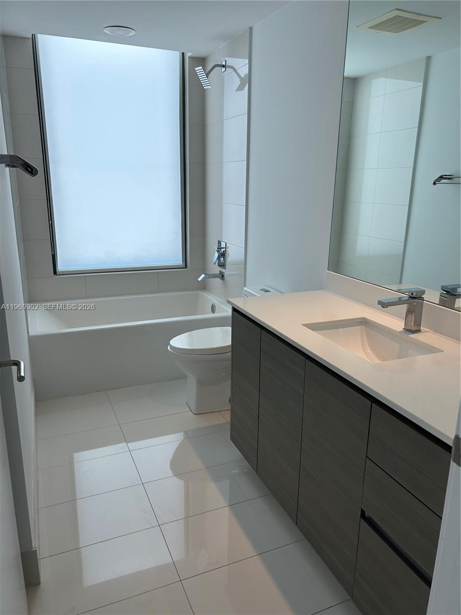 460 NE 28th St # 2401