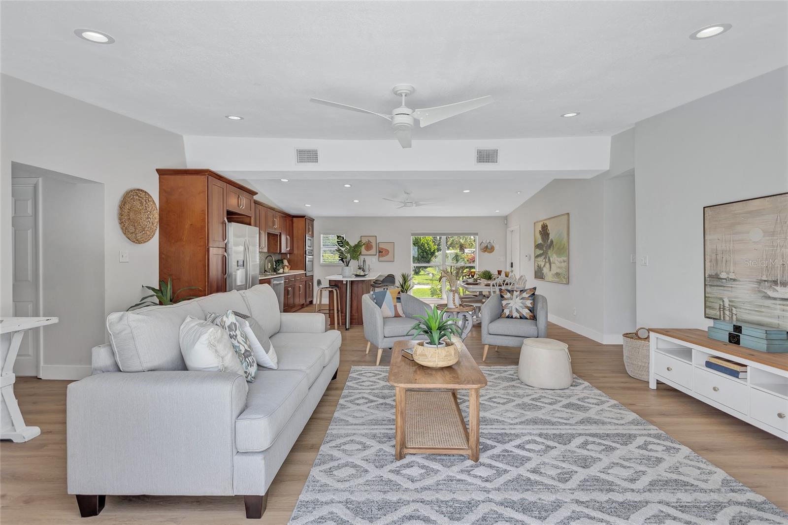 4099 POMPANO DR SE