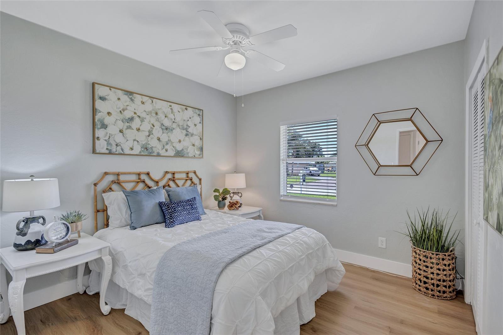4099 POMPANO DR SE