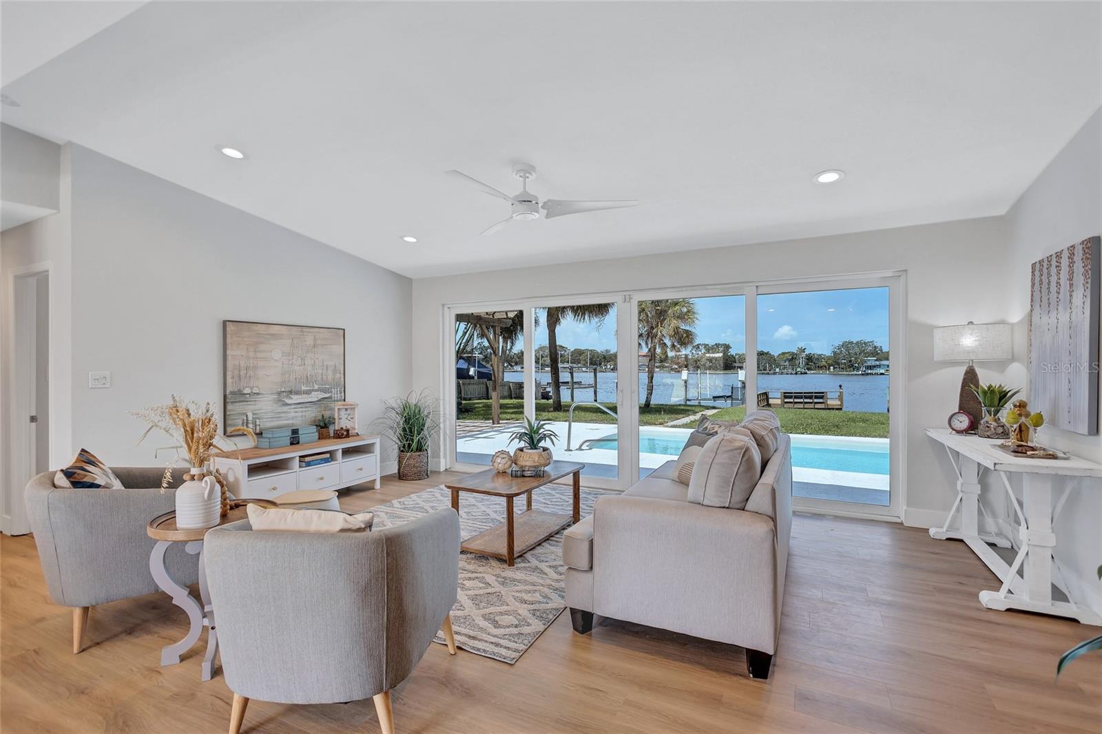 4099 POMPANO DR SE