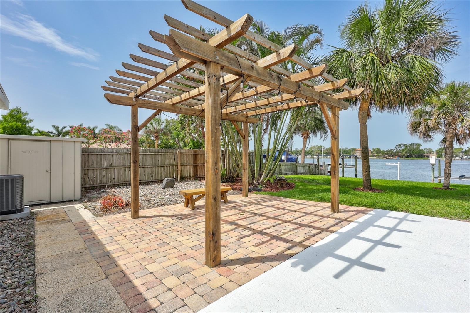 4099 POMPANO DR SE